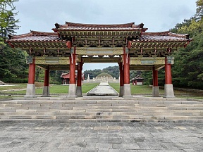 왕건왕릉과 박연폭포, 불교사원 참관